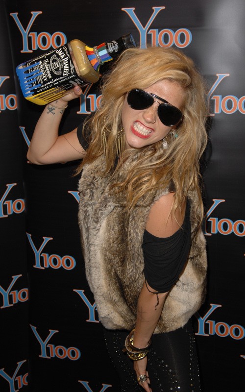 Pixie Awards 2011 >> Siguen los premios... - Página 11 Kesha-073110-8
