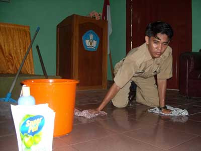 Jack Lord, Lulusan Terbaik Unri Menjadi Cleaning Service Jack-bersih-lantai