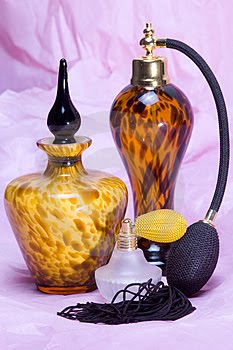 Kratka istorija kozmetike  Old-perfume-decanters-2-thumb133184