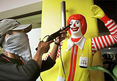 [Juego] Postea una foto relacionada con la anterior. - Página 3 Demonstration_-_Muslim_protester_points_his_toy_gun_at_Ronald_McDonald