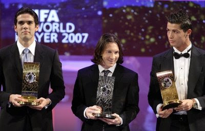 صور مضحكــة لـميــسسي Kaka-messi-ronaldo