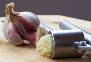 الثوم أفضل مضاد حيوي عبر التاريخ  Garlic_press_and_garlic