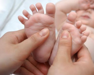 أزهار الخزامي أو اللافندر .. Baby_massage_feet