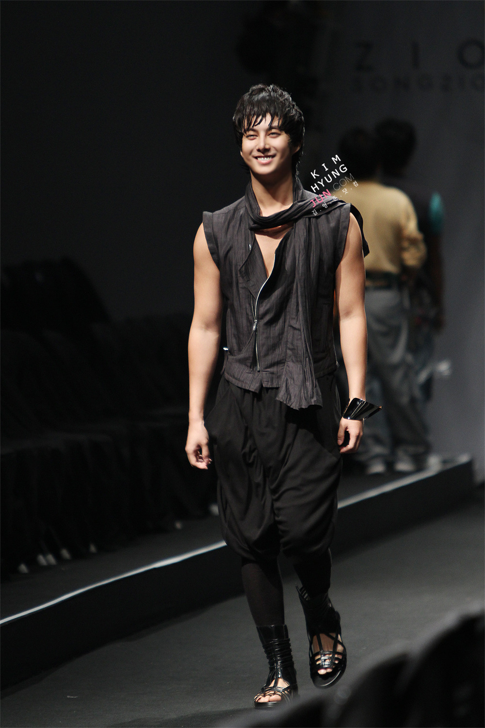 Kim Hyung Joon @ Semana de la Moda de Seúl 10.22.10 por Song Zio 791b86dfb1ed752fd1164e4a