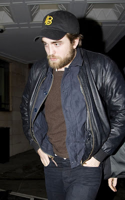 27/01/2010 ROBERT PATTINSON PARTICIPÓ EN TELETON Robert_pattinson_02_22012010