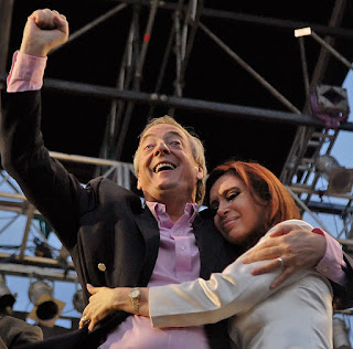 Ley de Medios - La importancia de informarse - Página 4 Cristina_y_N%C3%A9stor_Kirchner_-_cierre_de_campa%C3%B1a