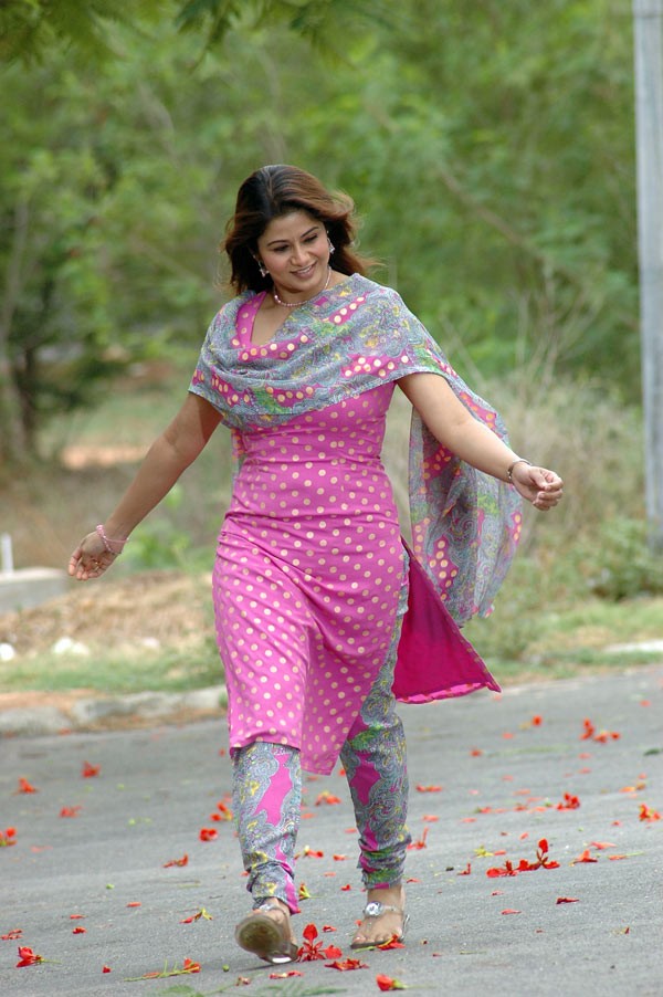 சங்கீதா நடிகையின் புகைப்படங்கள்.. Sangeetha_in_pink_churidar