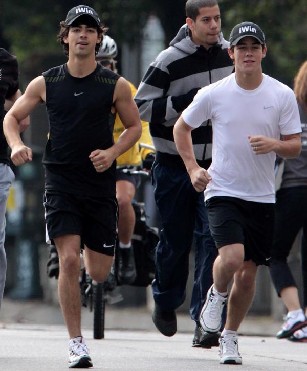 6 de Junho de 2011 (Very Crazier ..) Nick-e-Joe-Jonas-correr-para-a-cura