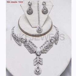 اطقم  المعلم كرسكنديور Unique-silver-necklace-250x250