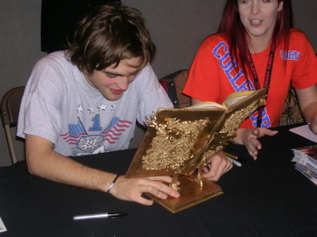 11 Julio - Nuevas/Antiguas fotos de Rob en Collectormania!!! (2006) 0bXRIzWY