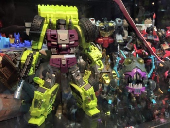 [Combiners Tiers] GENERATION-TOY GRAVITY BUILDER aka DEVASTATOR - Sortie 2015-2016 - Page 3 GEfIvWAa