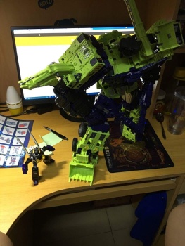 [Toyworld] Produit Tiers - Jouet TW-C Constructor aka Devastator/Dévastateur (Version vert G1 et jaune G2) - Page 6 QXfqgI9n