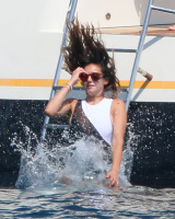 Nina Dobrev and Asustin Stowell enjoy the ocean off the cost the French Riviera (July 26) Rbo3AGLb