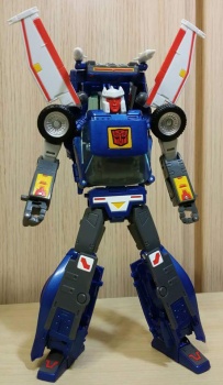 [Masterpiece] MP-25 Tracks/Le Sillage (bleu) ― MP-25L LoudPedal/Tapageur (noir) ― MP-26 Road Rage/Rageuse (rouge) - Page 4 XuY1drMC