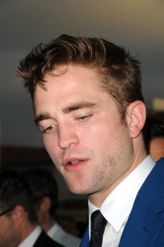 10 Agosto - Fotos en la Premiere de The Rover en Regency Village Y Bruin Theatres - Westwood, CA!!! DtAIUuvM