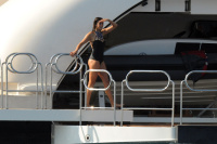 Nina Dobrev vacationing with friends in Saint-Tropez (July 21) HvEi31vM