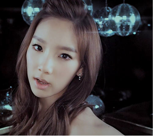 [PICS]Hình ảnh Tae Yeon qua các MV - Page 2 Tumblr_l6lvuwceUi1qax28so1_500