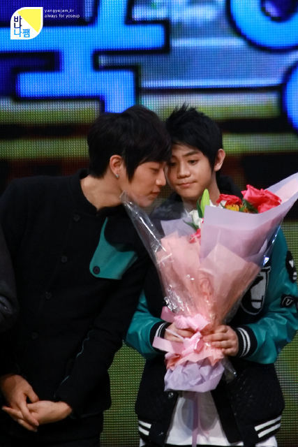 b2st - [02.12.10] B2ST gana el Premio a las figuras más fotogénicas Tumblr_lcr44jMJjw1qdrtdvo1_500