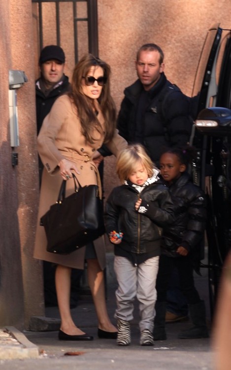 Angelina carrying Gucci 1973 Leather Satchel Tumblr_lcxpchIWHq1qbpjwao1_500