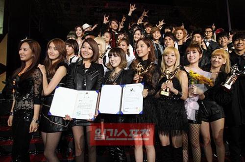 [11.12.10] [News] SNSD chia sẻ suy nghĩ sau khi giành Disk Daesang tại Golden Disk Award Tumblr_ld5z9pbGXI1qavyqio1_500