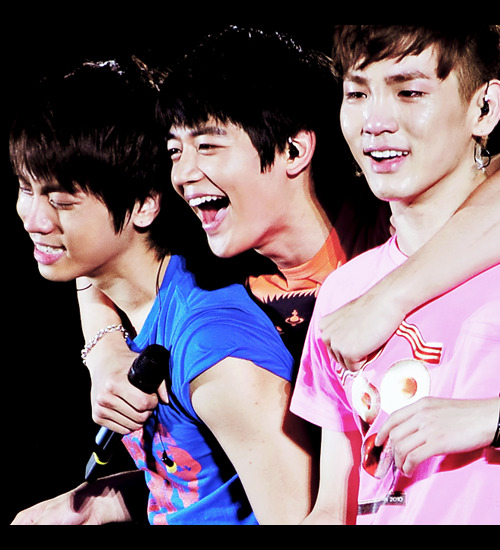 [20101226] Jonghyun @ SHINee first japan concert  Tumblr_le25i6sGhu1qzk33do1_500