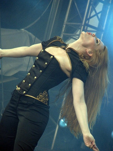 Fotos de Simone Simons - Página 21 Tumblr_lpsfg5X4aU1qhqj3io1_400