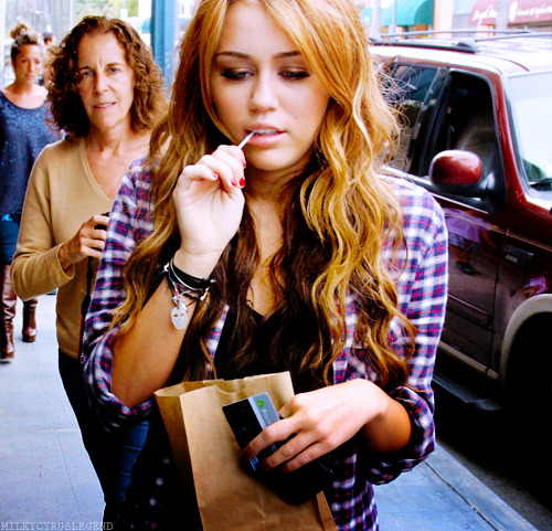 Miley Cyrus - Page 34 Tumblr_lpvdithwoO1qc3646o1_500