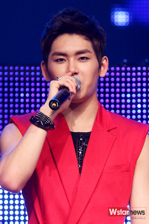 Lee HoWon 이호원 aka Hoya - Page 2 Tumblr_lq2xouWxk51qc32n5o1_500