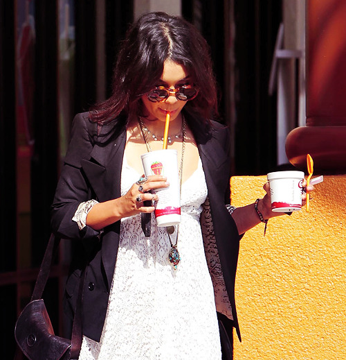 Vanessa Anne Hudgens[2] - Page 22 Tumblr_lsau7qe1MJ1qa7db7o1_500