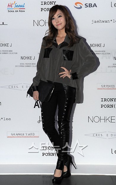 [PIC][19-10-2011]SNSD Jessica xuất hiện tại sự kiện " 2012 Seoul Fashion Week " vào tối nay Tumblr_ltbc7vMzIz1r4oun7o2_500