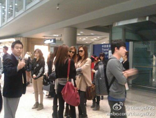 [VID/PICS] SNSD @ Beijing Airport  Tumblr_lubqdcHaTC1r2omuto1_500