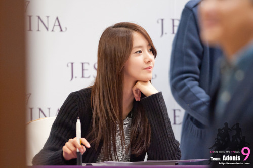 {Fotos/111204} YoonA @ J.estina Fansign Event Tumblr_lw0yp5lxyo1qd704zo1_500