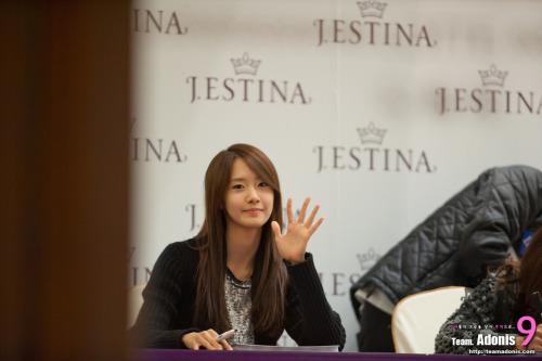 {Fotos/111204} YoonA @ J.estina Fansign Event Tumblr_lw0ys6UDwm1qd704zo2_500