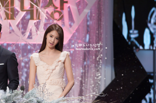 [NEWS][27-12-2011]YoonA tiếp tục thử thách vai trò MC trong SBS Gayo Daejun 2011   Tumblr_lwr3gsTLBr1qd704zo1_500