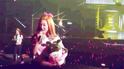 [PIC/GIF][12/2/2012] Tiffany cầm con gấu rồi vẫy tay chào sowon~ Tumblr_lxjdl9rZwh1qefdpco3_500