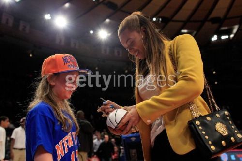 Beyonc et Jay-Z au match des Nets [20.02.12] Tumblr_lzqa9e1Myp1qg5t77o1_500