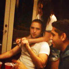 Robsten - Imagenes/Videos de Paparazzi / Estudio/ Eventos etc. - Página 6 Tumblr_lzqh38usDO1qchcd1o6_250