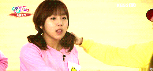 [GIF][6/5/2012]Hyo ời là Hyo, sao lại mở áo người khác ra xem cơ chứ? Tumblr_m3los9wL6M1qkolxgo2_500