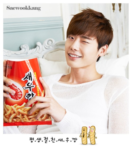 [PICS][11/9/2013] Lee Jong Suk endorsing Saewookkang (Nongshim Shrimp Cracker)  Tumblr_msu1j8wseC1qb5mc5o4_500