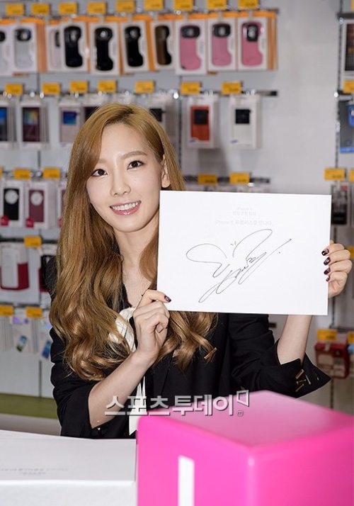 [PIC][31-10-2014]TaeTiSeo tham dự sự kiện "LG U+ iPhone 6 & 6 Plus Launching Fansign" vào sáng sớm nay Tumblr_neal8mvlw31sewbc1o1_500