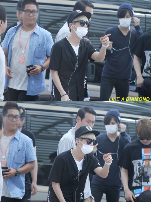 140602 Jonghyun @ Aeropuerto Pudong hacia Corea Tumblr_n73o4xC4sk1r36tcgo1_500