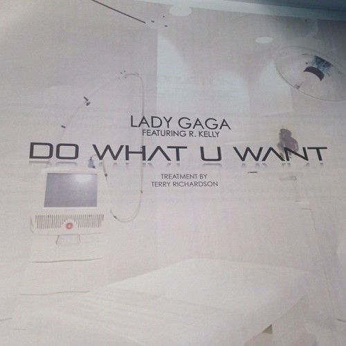 Videoclip >> "Do What U Want" - Página 5 Tumblr_mvthi6GoS81r1gj43o1_500