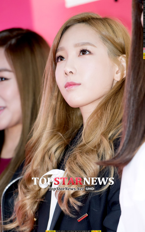 [PIC][31-10-2014]TaeTiSeo tham dự sự kiện "LG U+ iPhone 6 & 6 Plus Launching Fansign" vào sáng sớm nay Tumblr_neakf3ctZ51sewbc1o1_500