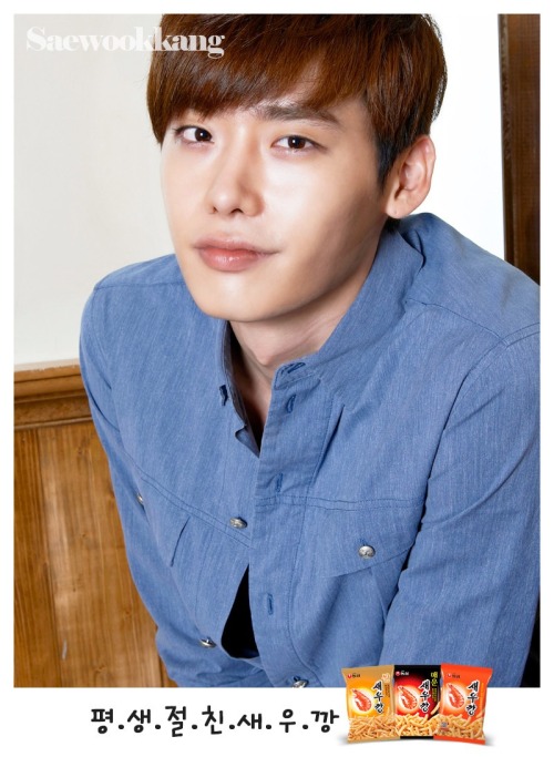 [PICS][11/9/2013] Lee Jong Suk endorsing Saewookkang (Nongshim Shrimp Cracker)  Tumblr_msu1j8wseC1qb5mc5o1_500