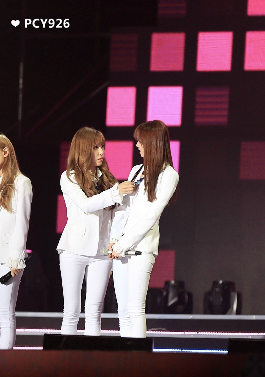 [PIC][24-10-2014]SNSD khởi hành đi Trung Quốc để biểu diễn tại "MBC Korean Music Wave in Beijing 2014" vào chiều nay - Page 2 Tumblr_ne3f1s0gBj1sewbc1o5_1280