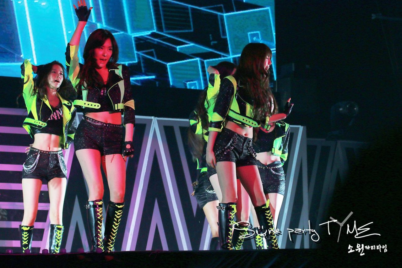 [PIC][15-02-2014]SNSD khởi hành đi Ma Cao để biểu diễn "2013 Girls' Generation's World Tour – Girls & Peace in Macau" vào sáng nay - Page 15 Tumblr_n1e2ywPYSh1sewbc1o1_1280