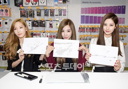 [PIC][31-10-2014]TaeTiSeo tham dự sự kiện "LG U+ iPhone 6 & 6 Plus Launching Fansign" vào sáng sớm nay Tumblr_nealcbwBWo1sewbc1o1_500