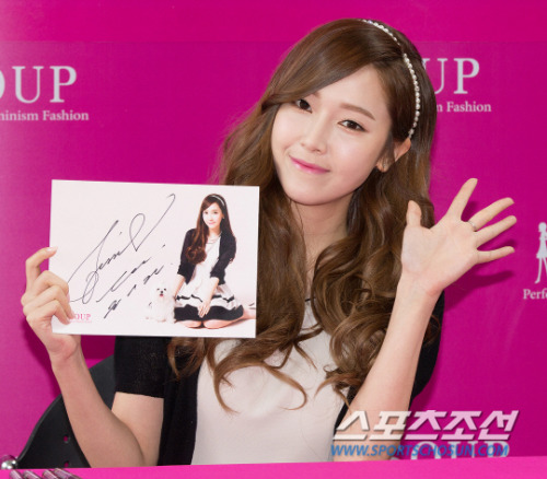 [PIC][04-04-2014]Jessica tham dự buổi fansign cho thương hiệu "SOUP" vào trưa nay Tumblr_n3htojZnrG1sewbc1o1_500