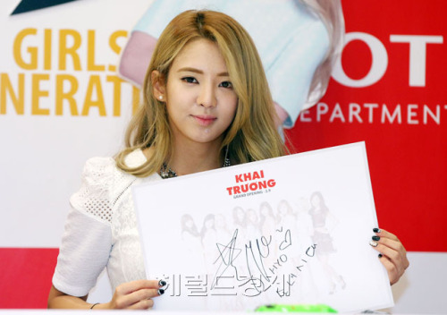 [PIC][02-09-2014]SNSD khởi hành đi Việt Nam để tham dự Lễ khai trương cửa hàng Lotte Department vào sáng nay - Page 2 Tumblr_nbb9481qlm1sewbc1o1_500