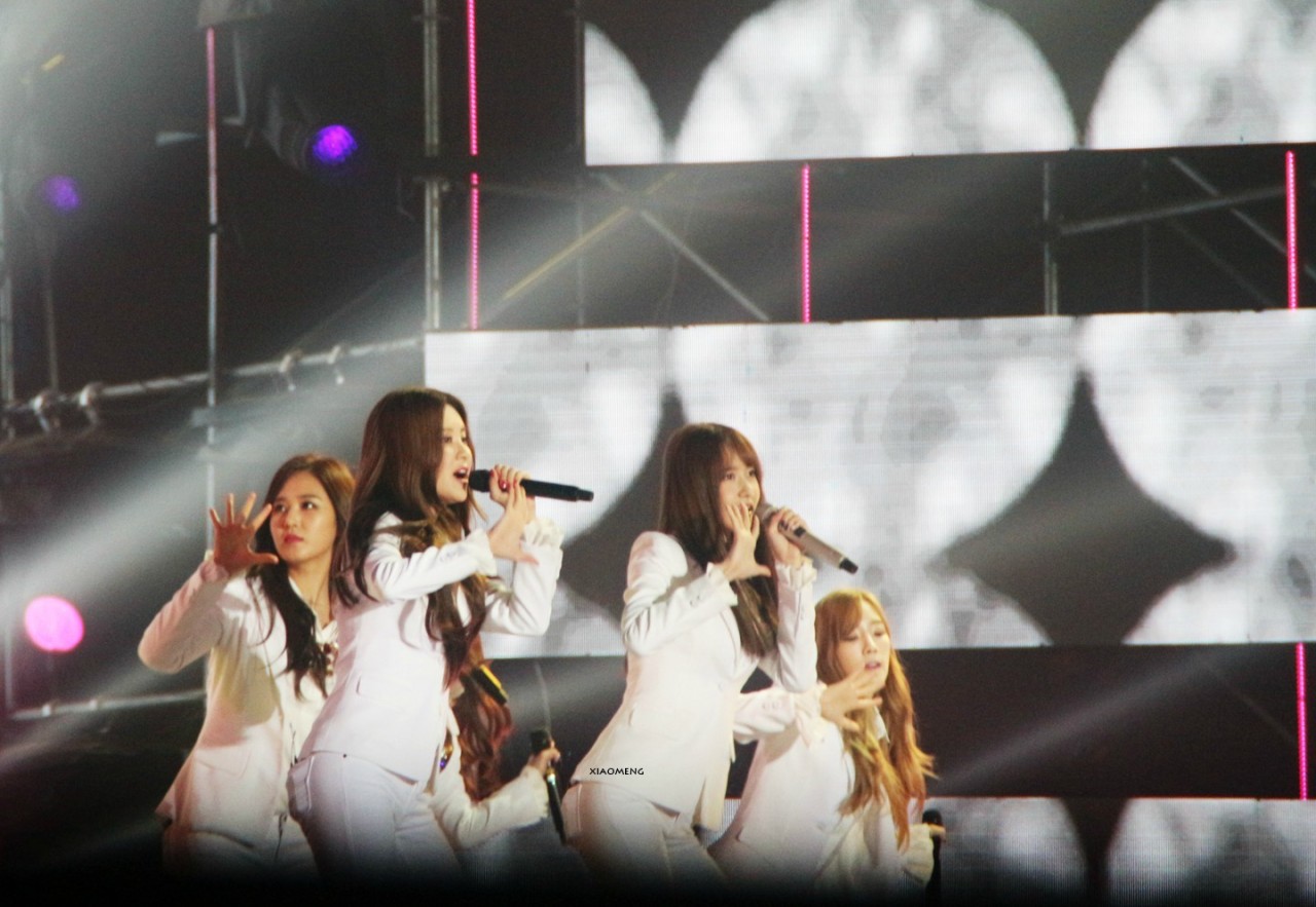 [PIC][24-10-2014]SNSD khởi hành đi Trung Quốc để biểu diễn tại "MBC Korean Music Wave in Beijing 2014" vào chiều nay - Page 9 Tumblr_nevjlfbASX1sewbc1o3_1280